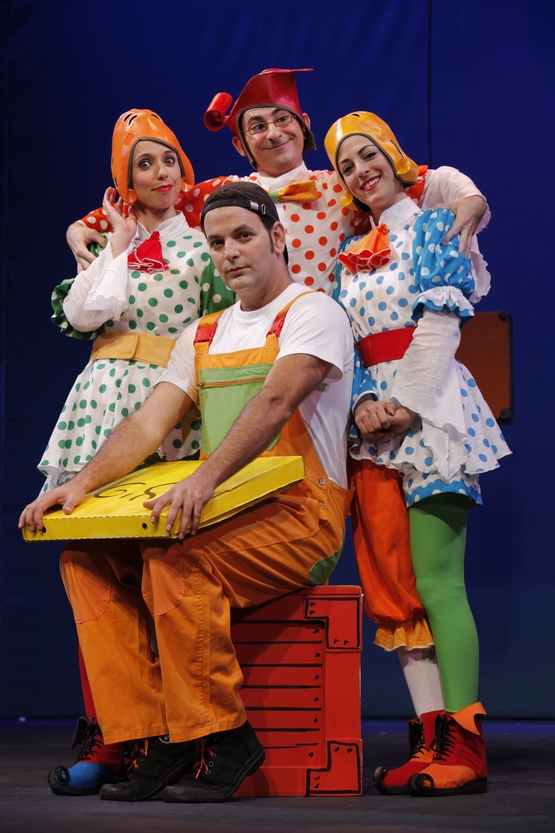 תמונת מופע: מחסן השטוזים